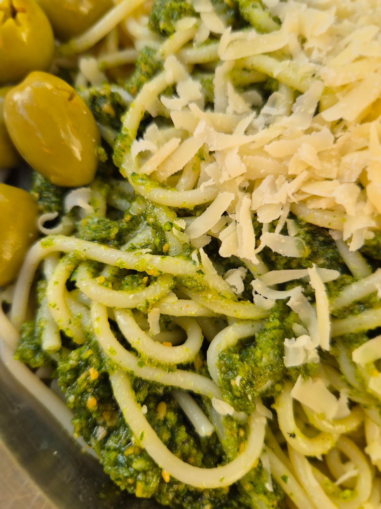 Basilika-cashew pesto pastalle